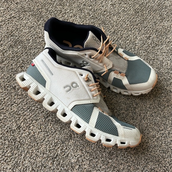 On Running Shoes - On Running Cloud 5 White and teal Sneakers